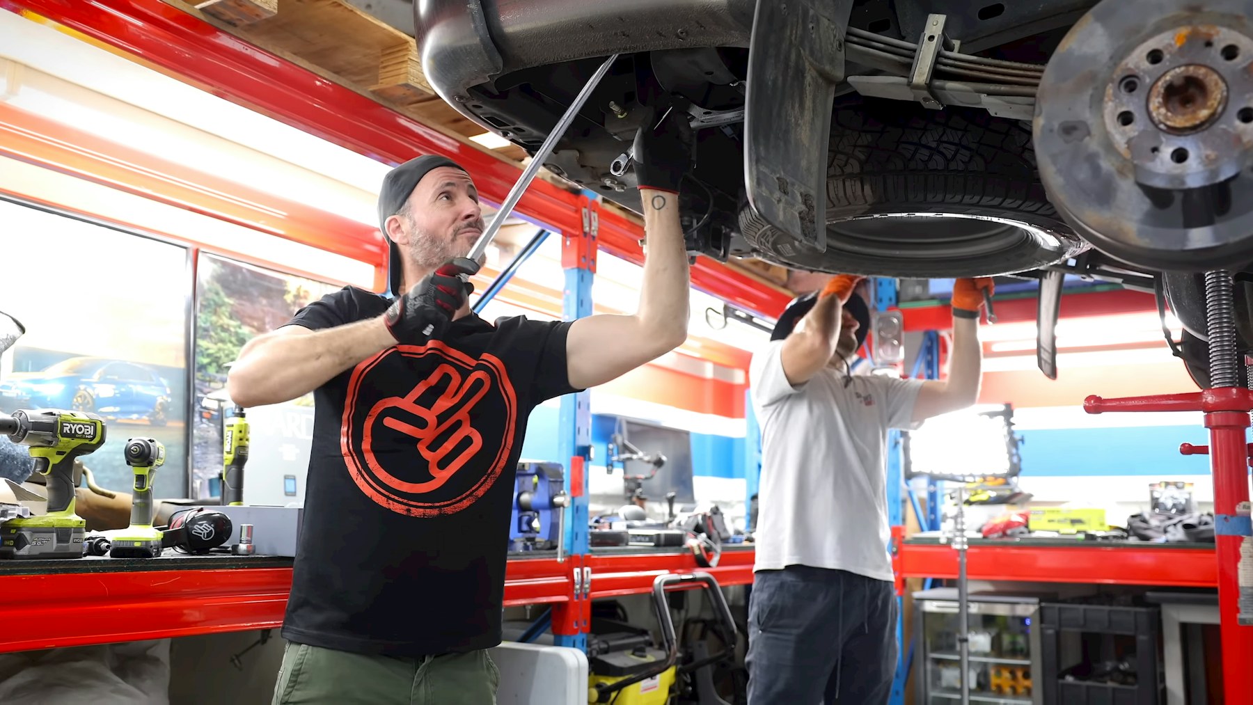 Yapıcılar Otomotiv servis atölyesinde araç bakımı